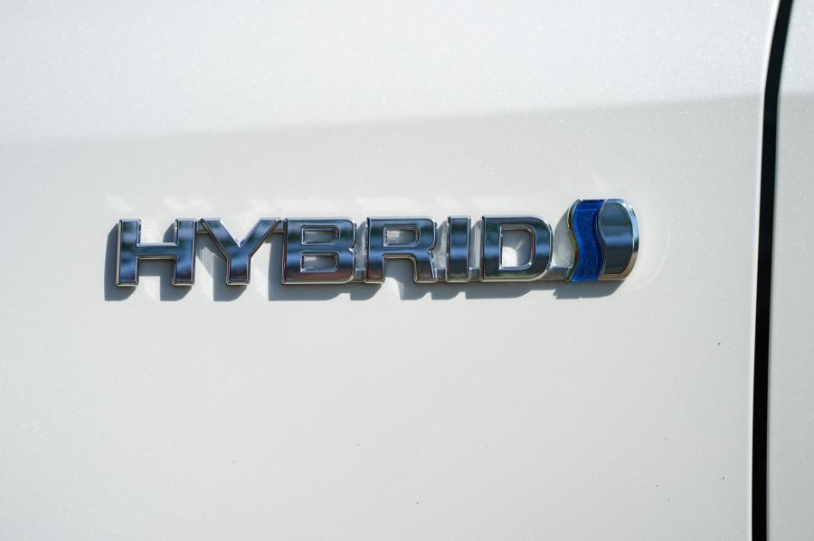 Логотип Toyota Corolla Trek Hybrid 2020 года  (UK) (фото 33 из 40)